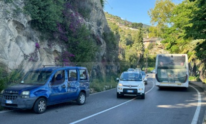 Scontro autobus e furgoncino sull'Aurelia a Bordighera