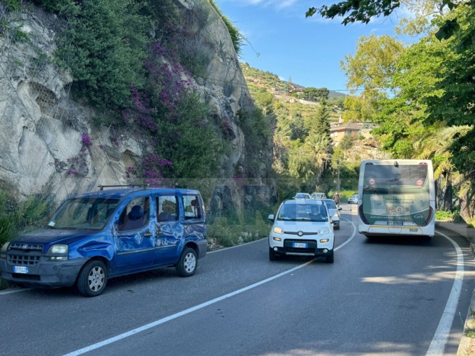 Scontro autobus e furgoncino sull’Aurelia a Bordighera