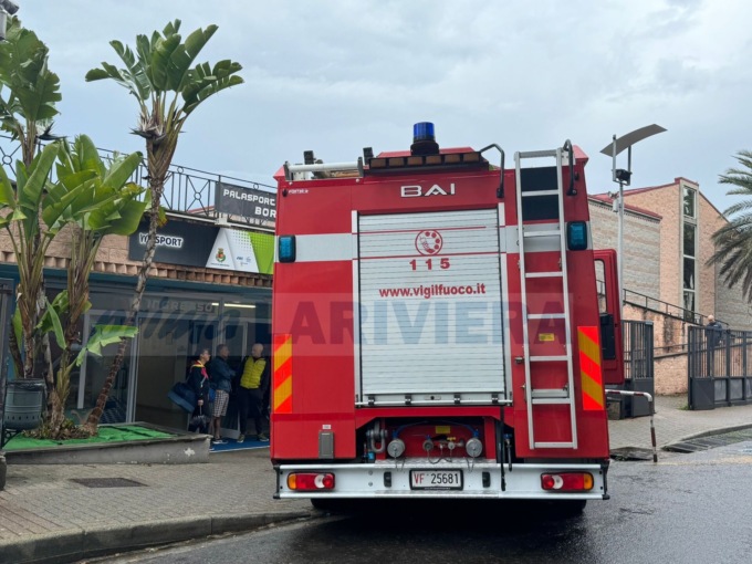 Addetta pulizie intossicata da vapori detersivo al palazzetto delle sport