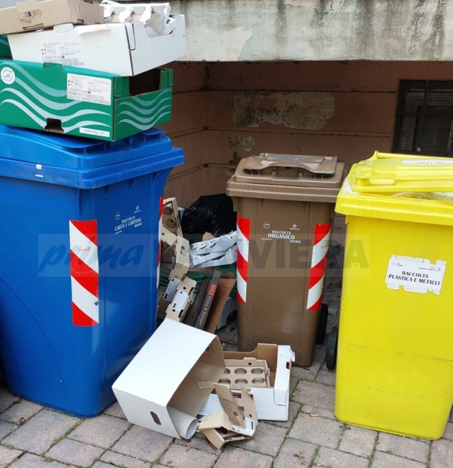 Cumuli di spazzatura e miasmi fuori dalle scuole di via Chiappori