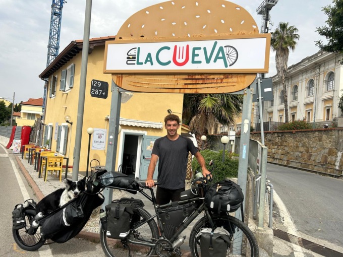 Il viaggio di Angelo: «Giro il mondo con la mia bici e il mio cane»