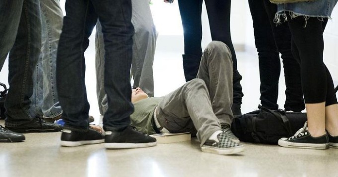 Ragazzo pestato all’uscita da scuola dal “branco”