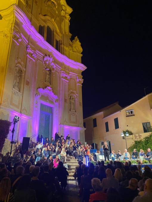 Andrea Bajani a Cervo: il vincitore del Premio Strega 2025 domani in Piazza dei Corallini