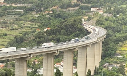 Incidente in autostrada, motociclista al Santa Corona