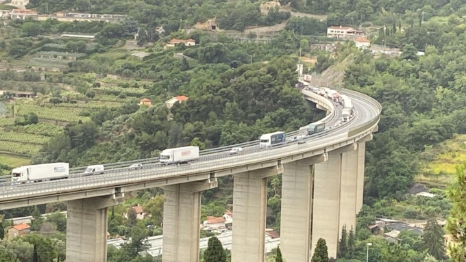 Incidente in autostrada, motociclista al Santa Corona