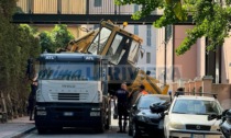 Escavatore cade parzialmente dal camion, tragedia sfiorata a Bordighera