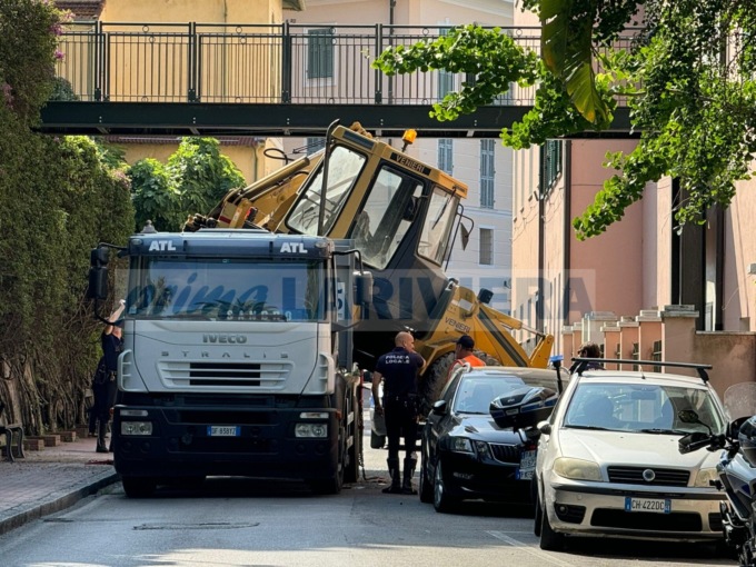 Escavatore cade parzialmente dal camion, tragedia sfiorata a Bordighera