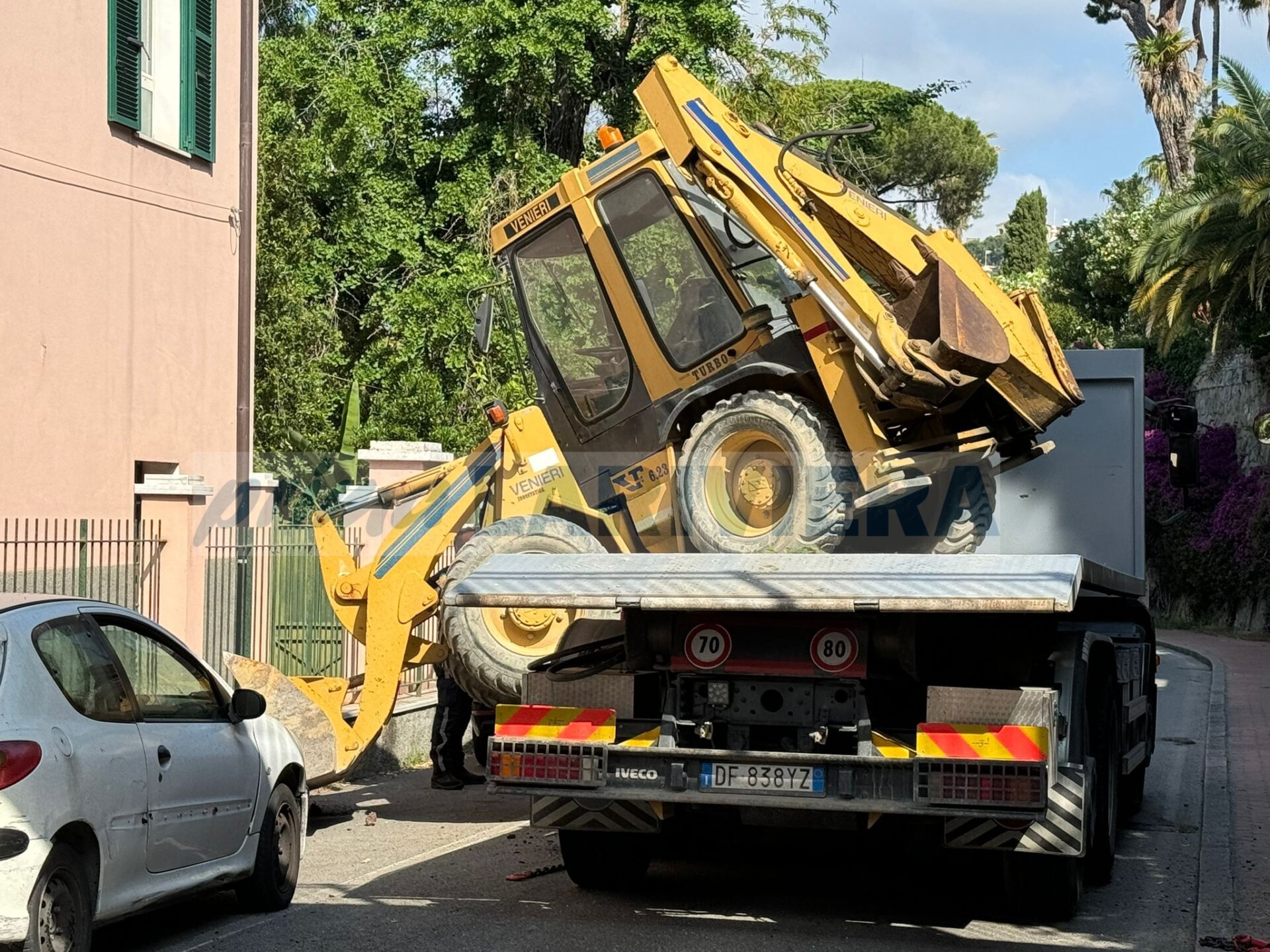 escavatore caduto via romana bordighera_02