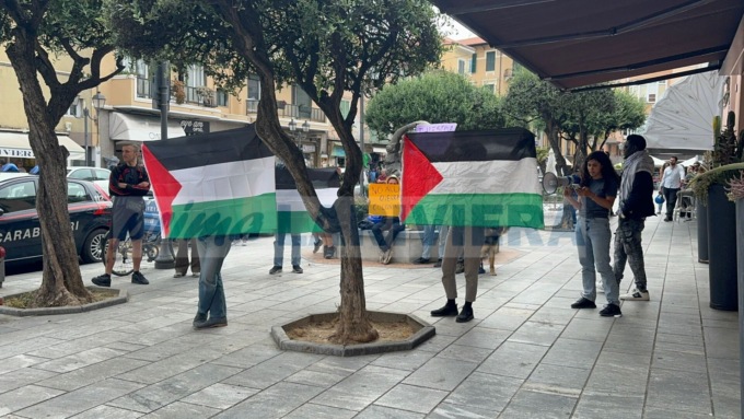 Attivisti pro Palestina contestano presentazione libro su Israele a Ventimiglia