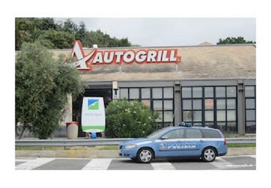 Furti in Autogrill dopo la discoteca, nei guai due ragazzi