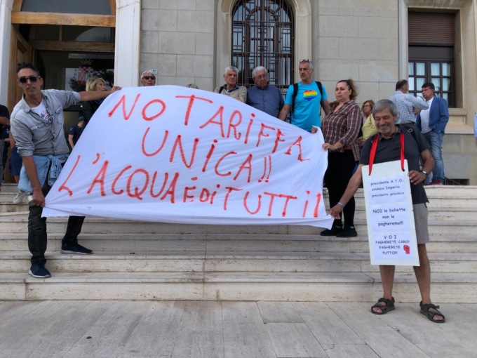 Presidio davanti al Comune di Imperia contro la privatizzazione dell’acqua