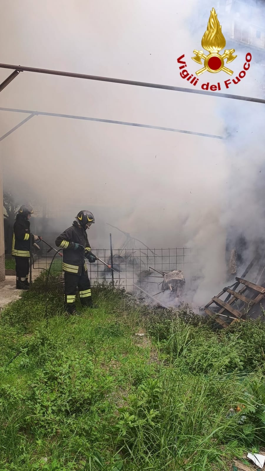 vigili del fuoco incendio fuoco pulitura erba