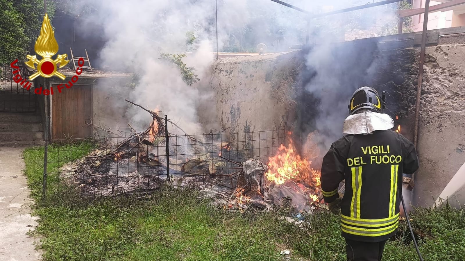 vigili del fuoco incendio fuoco pulitura erba_02