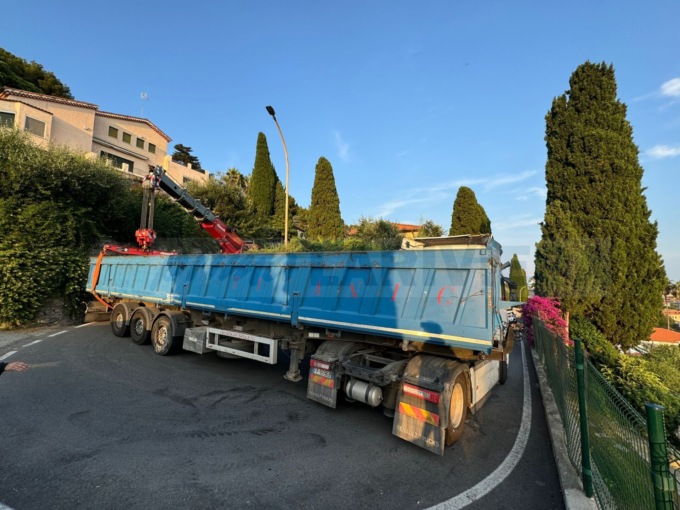 E’ stato disincagliato alle 21 il bilico incastrato alla Coggiola di Bordighera