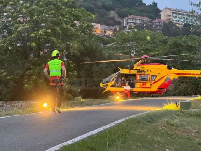 Un 45enne trovato incosciente sul lungomare a Bordighera, intubato e portato al Santa Corona