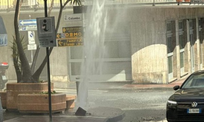 Geyser d'acqua in centro ad Arma