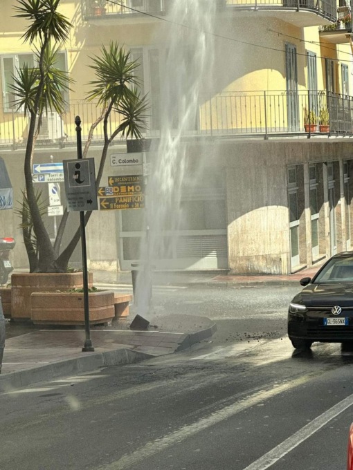 Geyser d’acqua in centro ad Arma