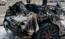 Auto in fiamme sull'Autofiori