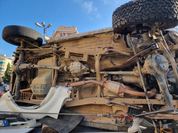 Auto si ribalta su un fianco in corso Cavallotti a Sanremo
