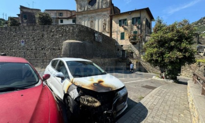 In fiamme le auto di una donna e del suo compagno a Vallecrosia