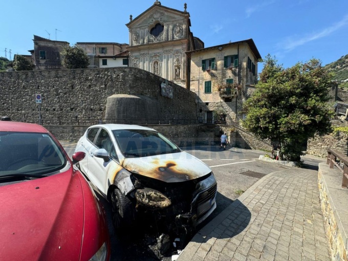 In fiamme le auto di una donna e del suo compagno a Vallecrosia