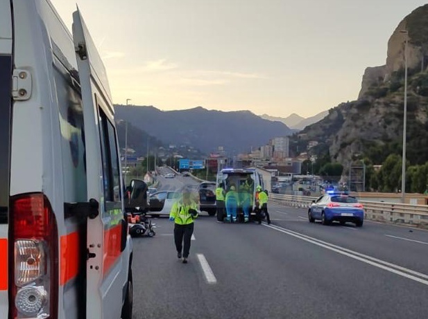 Un ferito grave a Ventimiglia nello scontro tra un’auto e una moto