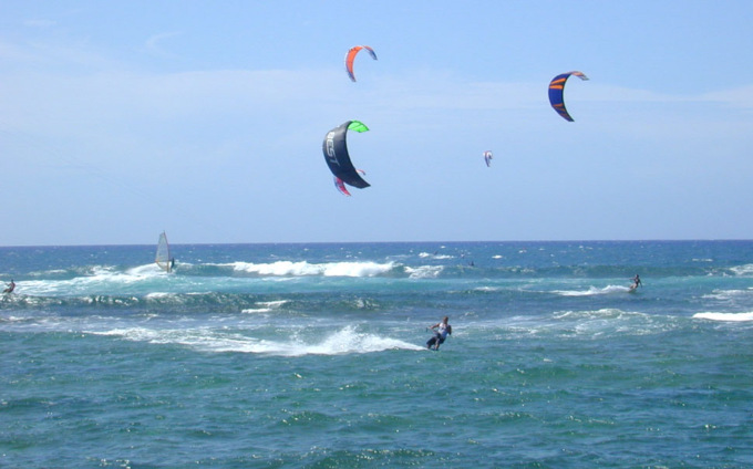 Si schianta sugli scogli facendo Kite-Surf. Morto 50enne