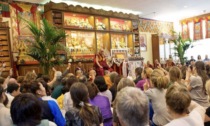 A Ospedaletti i monaci tibetani creano dal vivo un mandala di sabbia