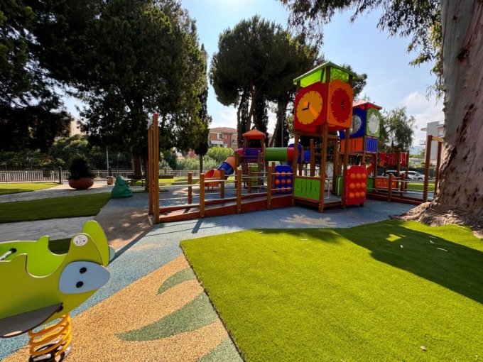 Riapre (con prato sintetico)  il parco giochi di via Campodonico