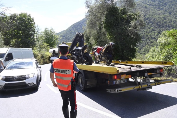 Motociclista muore in un incidente sulla statale 28