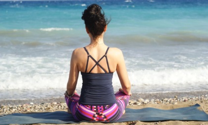 Pratica yoga e meditazione nuda sulla spiaggia, intervengono i carabinieri