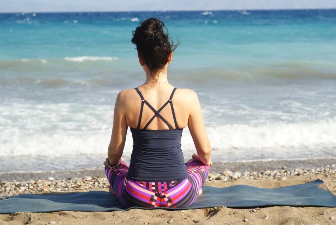 Pratica yoga e meditazione nuda sulla spiaggia, intervengono i carabinieri