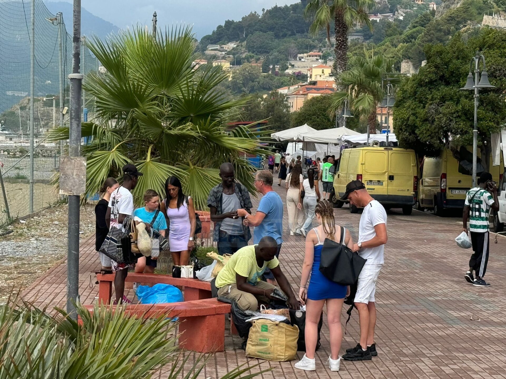 contraffazione merce contraffatta ventimiglia vu cumprà 1_04