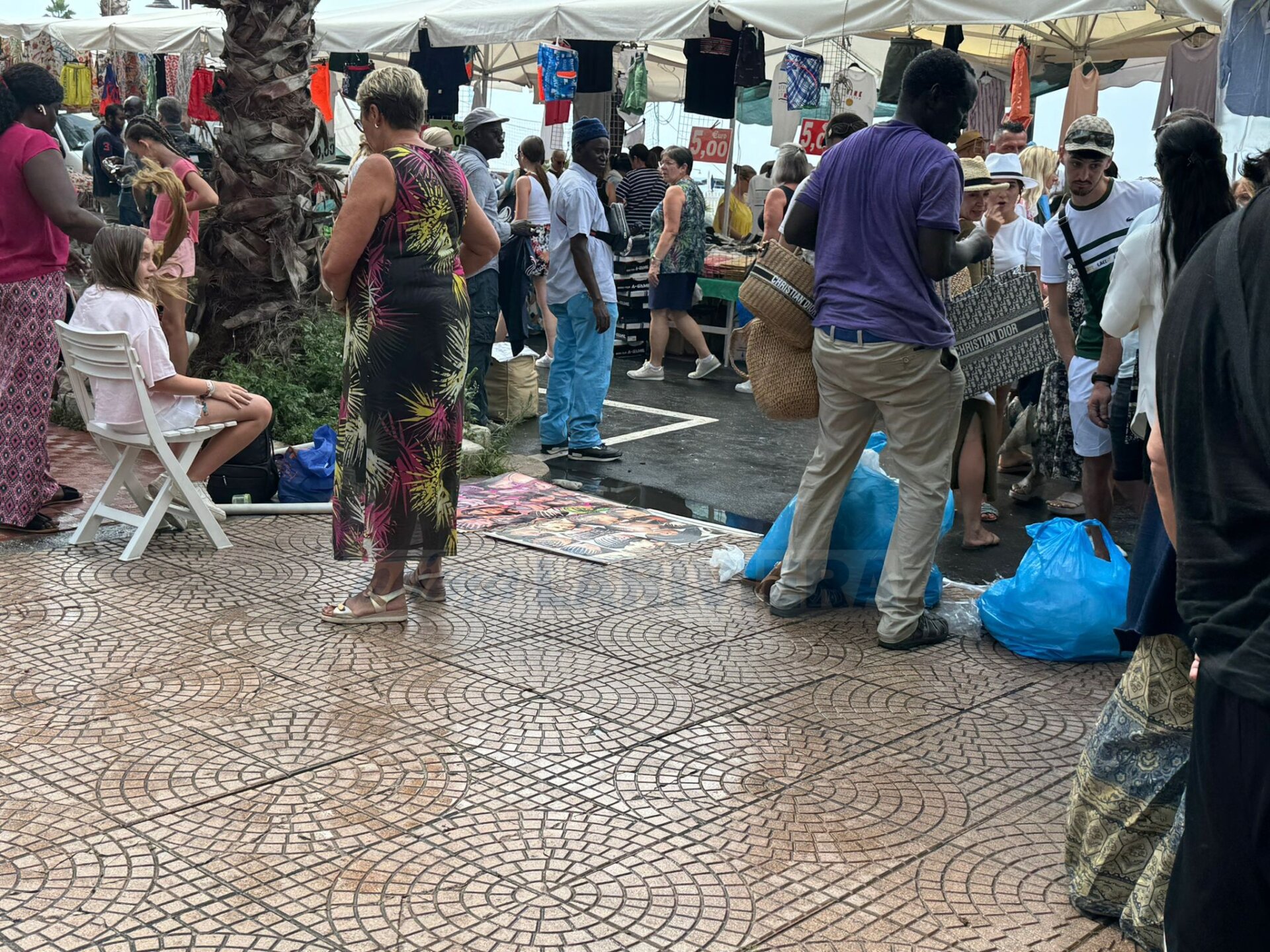 contraffazione merce contraffatta ventimiglia vu cumprà 1_05