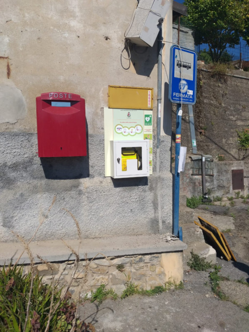 Installati i primi sei nuovi defibrillatori nelle frazioni cittadine