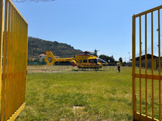 Ciclista gravemente ferito nello scontro con uno scooter a Taggia