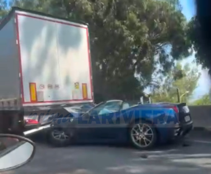 Ferrari tampona tir dopo Mentone: traffico in tilt sull’autostrada in direzione Italia