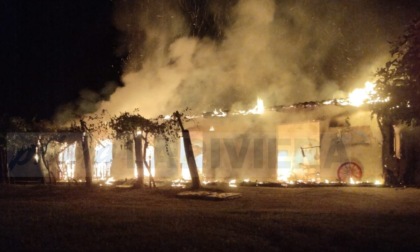 In fiamme capannone di un azienda agricola sulla provinciale della val Nervia