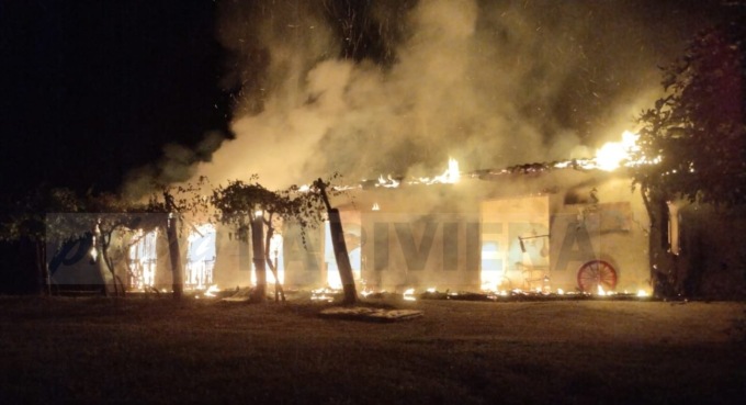 In fiamme capannone di un azienda agricola sulla provinciale della val Nervia