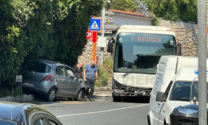 Malore al volante: automobilista si schianta contro corriera a Ospedaletti