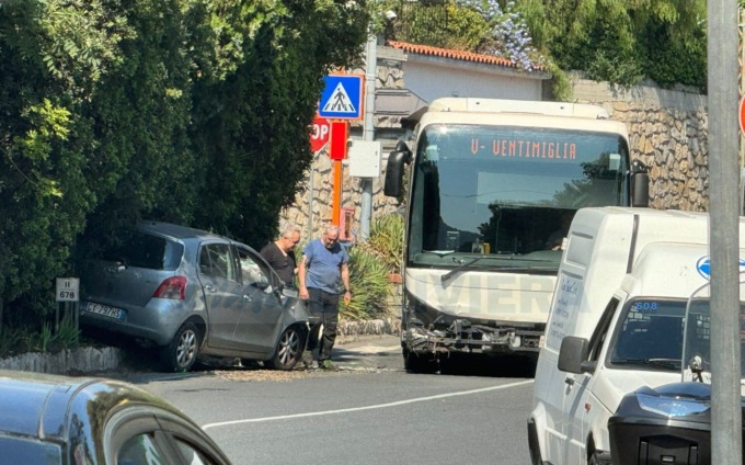 Malore al volante: automobilista si schianta contro corriera a Ospedaletti