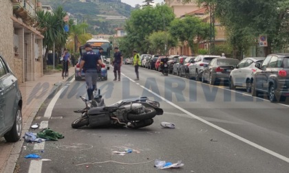 Schianto in scooter: 21enne in prognosi riservata, forse colpa di una buca o un tombino