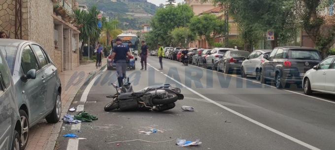 Schianto in scooter: 21enne in prognosi riservata, forse colpa di una buca o un tombino