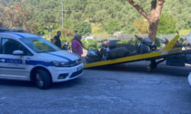 Blitz della polizia locale: rimossi motorini abbandonati in via Acquarone