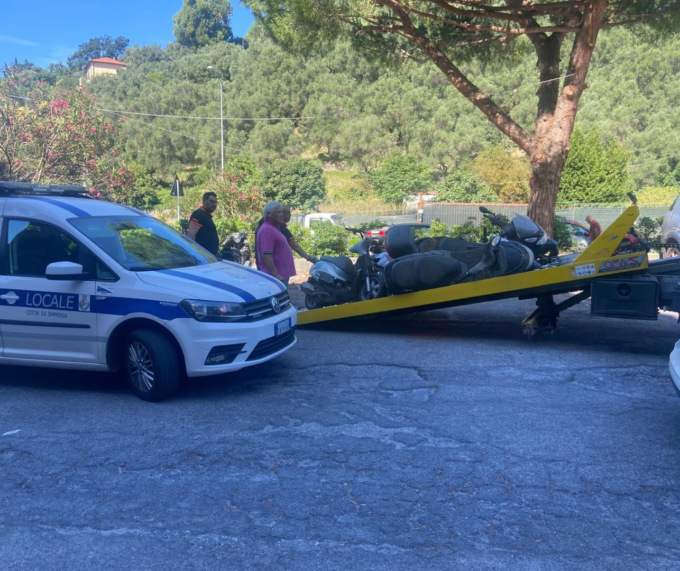 Blitz della polizia locale: rimossi motorini abbandonati in via Acquarone