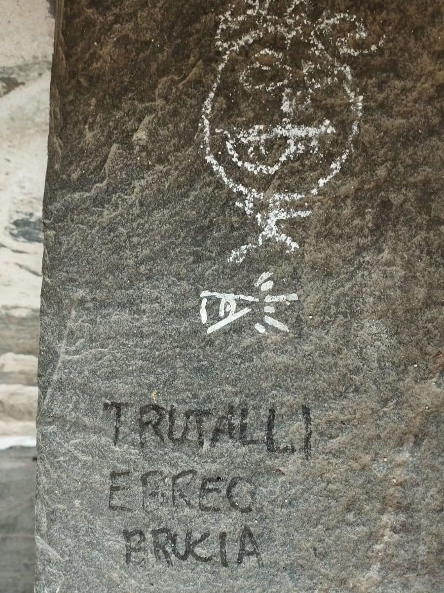 roberto trutalli scritta ebreo di merda brucia