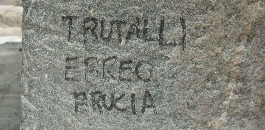 roberto trutalli scritta ebreo di merda brucia