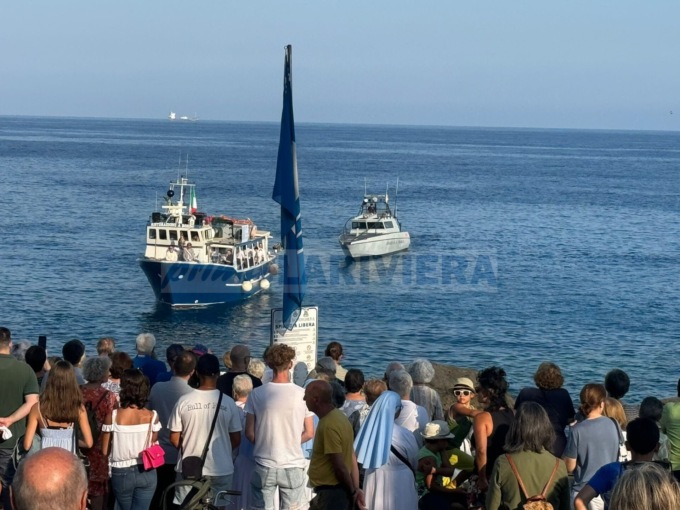 Centinaia di fedeli accolgono la stuatua della Madonna miracolosa a Bordighera. Video