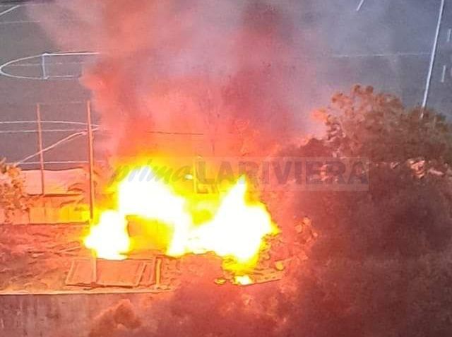 Baracca in fiamme a Ospedaletti, probabile matrice dolosa
