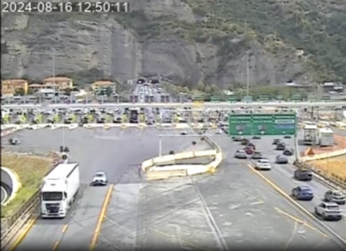 Sei chilometri di coda e traffico intenso sull’A10 per entrare in Italia